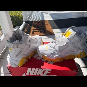 Yellow/white Nike sneakers